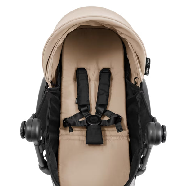 Ninho Stokke YOYO⁵ para recém-nascidos com posição totalmente deitada, arnês de segurança de 5 pontos, janelas de ventilação e dobragem ultracompacta.
Taupe