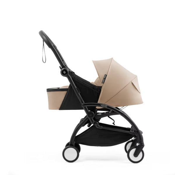 Ninho Stokke YOYO⁵ para recém-nascidos com posição totalmente deitada, arnês de segurança de 5 pontos, janelas de ventilação e dobragem ultracompacta.
Taupe