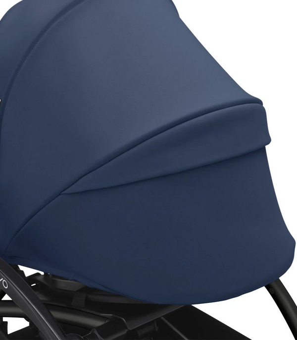Ninho STOKKE YOYO³ para recém-nascidos, com colchão reforçado de 2,5 cm, arnês de 5 pontos, capota impermeável com proteção UPF 50+, homologado para cabine de avião e compatível com o carrinho STOKKE YOYO³.