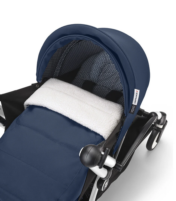 Ninho STOKKE YOYO³ para recém-nascidos, com colchão reforçado de 2,5 cm, arnês de 5 pontos, capota impermeável com proteção UPF 50+, homologado para cabine de avião e compatível com o carrinho STOKKE YOYO³.