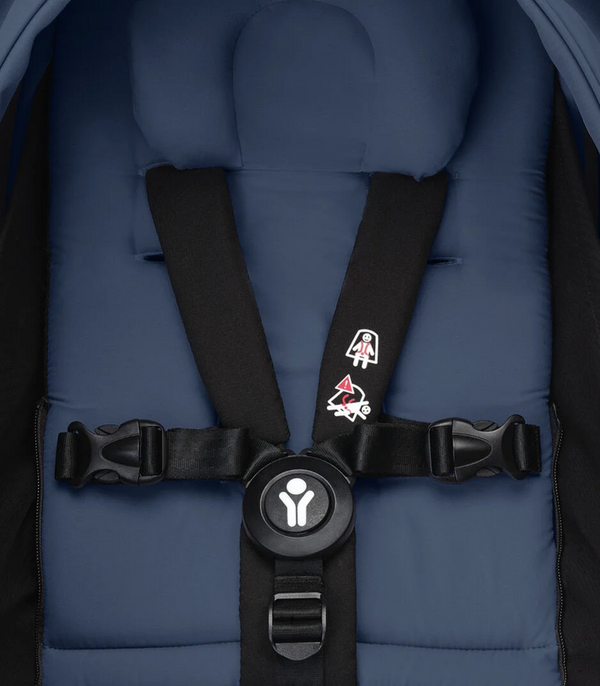 Ninho STOKKE YOYO³ para recém-nascidos, com colchão reforçado de 2,5 cm, arnês de 5 pontos, capota impermeável com proteção UPF 50+, homologado para cabine de avião e compatível com o carrinho STOKKE YOYO³.