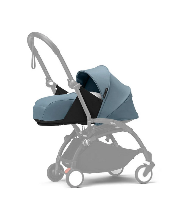 Ninho STOKKE YOYO³ para recém-nascidos, com colchão reforçado de 2,5 cm, arnês de 5 pontos, capota impermeável com proteção UPF 50+, homologado para cabine de avião e compatível com o carrinho STOKKE YOYO³.