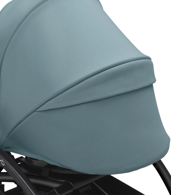Ninho STOKKE YOYO³ para recém-nascidos, com colchão reforçado de 2,5 cm, arnês de 5 pontos, capota impermeável com proteção UPF 50+, homologado para cabine de avião e compatível com o carrinho STOKKE YOYO³.