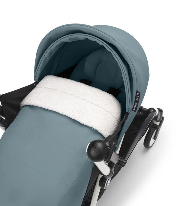 Ninho STOKKE YOYO³ para recém-nascidos, com colchão reforçado de 2,5 cm, arnês de 5 pontos, capota impermeável com proteção UPF 50+, homologado para cabine de avião e compatível com o carrinho STOKKE YOYO³.
