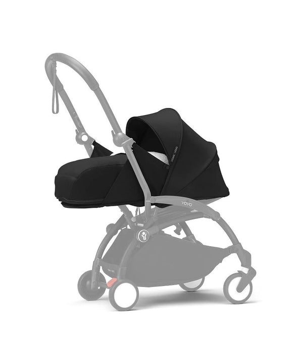 Ninho STOKKE YOYO³ para recém-nascidos, com colchão reforçado de 2,5 cm, arnês de 5 pontos, capota impermeável com proteção UPF 50+, homologado para cabine de avião e compatível com o carrinho STOKKE YOYO³.