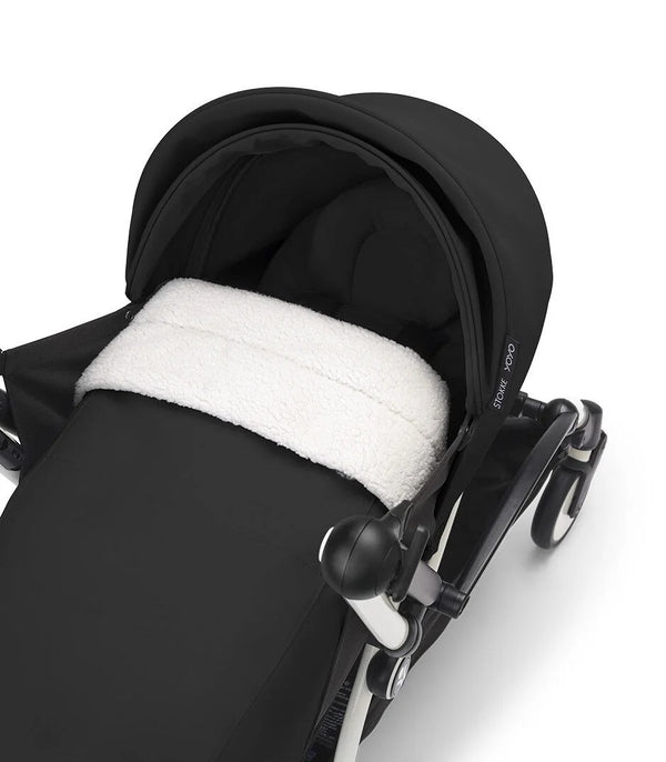 Ninho STOKKE YOYO³ para recém-nascidos, com colchão reforçado de 2,5 cm, arnês de 5 pontos, capota impermeável com proteção UPF 50+, homologado para cabine de avião e compatível com o carrinho STOKKE YOYO³.