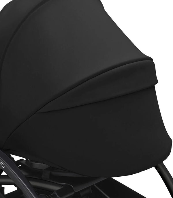 Ninho STOKKE YOYO³ para recém-nascidos, com colchão reforçado de 2,5 cm, arnês de 5 pontos, capota impermeável com proteção UPF 50+, homologado para cabine de avião e compatível com o carrinho STOKKE YOYO³.
