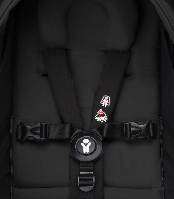 Ninho STOKKE YOYO³ para recém-nascidos, com colchão reforçado de 2,5 cm, arnês de 5 pontos, capota impermeável com proteção UPF 50+, homologado para cabine de avião e compatível com o carrinho STOKKE YOYO³.
