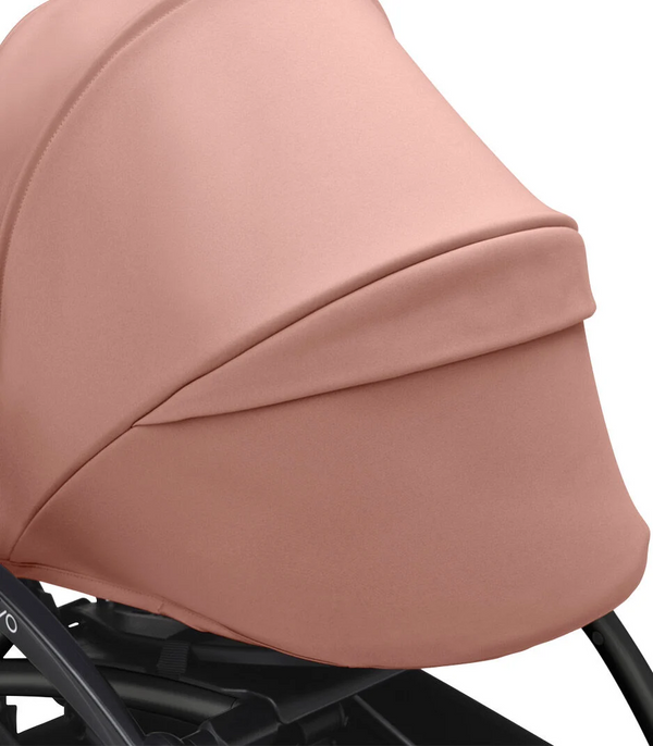 Ninho STOKKE YOYO³ para recém-nascidos, com colchão reforçado de 2,5 cm, arnês de 5 pontos, capota impermeável com proteção UPF 50+, homologado para cabine de avião e compatível com o carrinho STOKKE YOYO³.