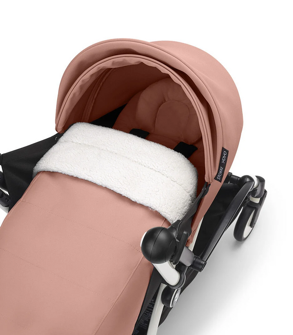 Ninho STOKKE YOYO³ para recém-nascidos, com colchão reforçado de 2,5 cm, arnês de 5 pontos, capota impermeável com proteção UPF 50+, homologado para cabine de avião e compatível com o carrinho STOKKE YOYO³.
