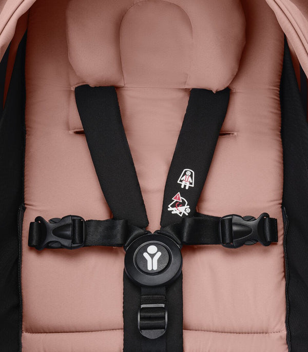 Ninho STOKKE YOYO³ para recém-nascidos, com colchão reforçado de 2,5 cm, arnês de 5 pontos, capota impermeável com proteção UPF 50+, homologado para cabine de avião e compatível com o carrinho STOKKE YOYO³.