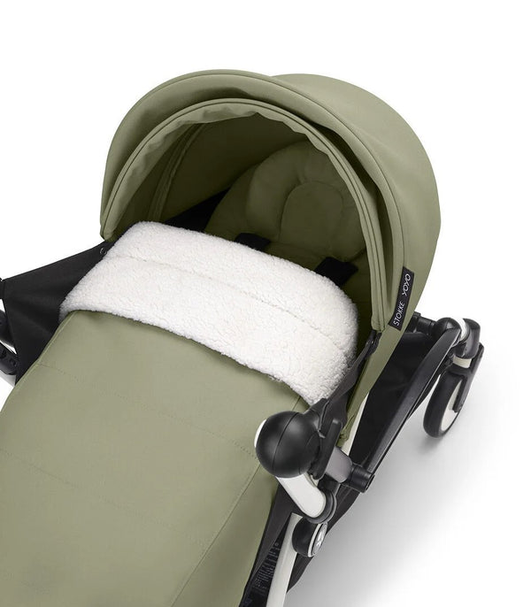 Ninho STOKKE YOYO³ para recém-nascidos, com colchão reforçado de 2,5 cm, arnês de 5 pontos, capota impermeável com proteção UPF 50+, homologado para cabine de avião e compatível com o carrinho STOKKE YOYO³.