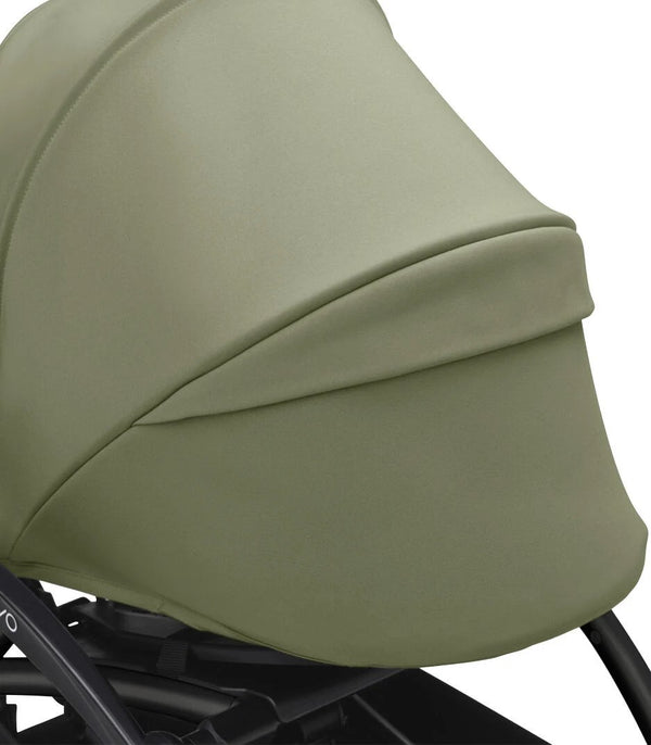 Ninho STOKKE YOYO³ para recém-nascidos, com colchão reforçado de 2,5 cm, arnês de 5 pontos, capota impermeável com proteção UPF 50+, homologado para cabine de avião e compatível com o carrinho STOKKE YOYO³.