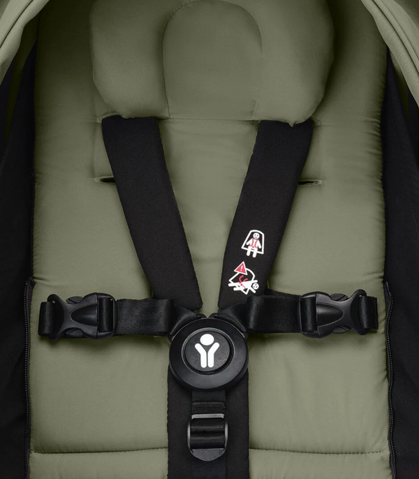 Ninho STOKKE YOYO³ para recém-nascidos, com colchão reforçado de 2,5 cm, arnês de 5 pontos, capota impermeável com proteção UPF 50+, homologado para cabine de avião e compatível com o carrinho STOKKE YOYO³.