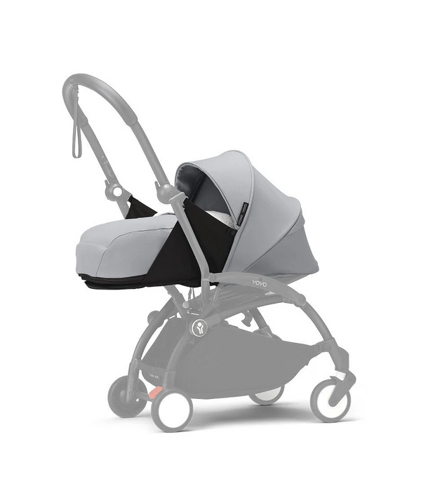 Ninho STOKKE YOYO³ para recém-nascidos, com colchão reforçado de 2,5 cm, arnês de 5 pontos, capota impermeável com proteção UPF 50+, homologado para cabine de avião e compatível com o carrinho STOKKE YOYO³.