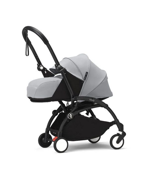 Ninho STOKKE YOYO³ para recém-nascidos, com colchão reforçado de 2,5 cm, arnês de 5 pontos, capota impermeável com proteção UPF 50+, homologado para cabine de avião e compatível com o carrinho STOKKE YOYO³.