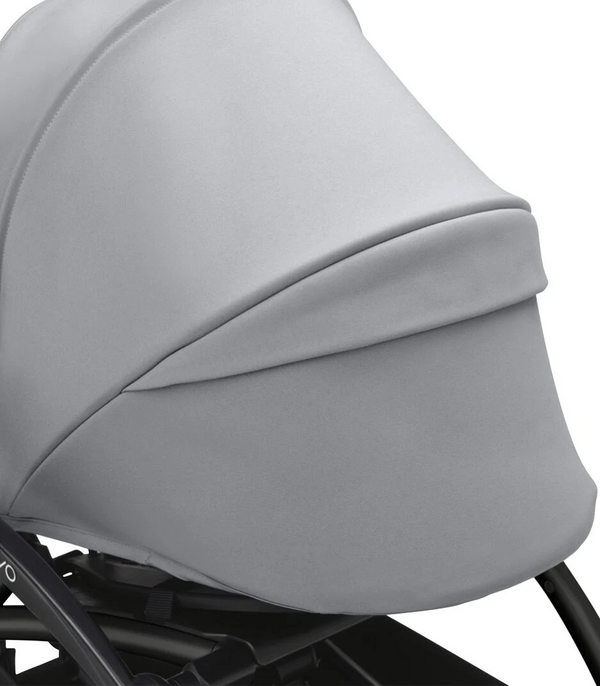 Ninho STOKKE YOYO³ para recém-nascidos, com colchão reforçado de 2,5 cm, arnês de 5 pontos, capota impermeável com proteção UPF 50+, homologado para cabine de avião e compatível com o carrinho STOKKE YOYO³.