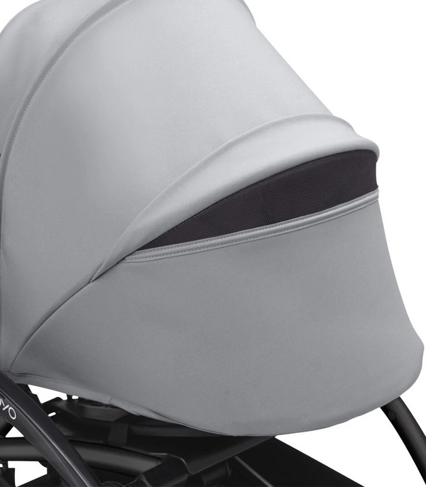 Ninho STOKKE YOYO³ para recém-nascidos, com colchão reforçado de 2,5 cm, arnês de 5 pontos, capota impermeável com proteção UPF 50+, homologado para cabine de avião e compatível com o carrinho STOKKE YOYO³.