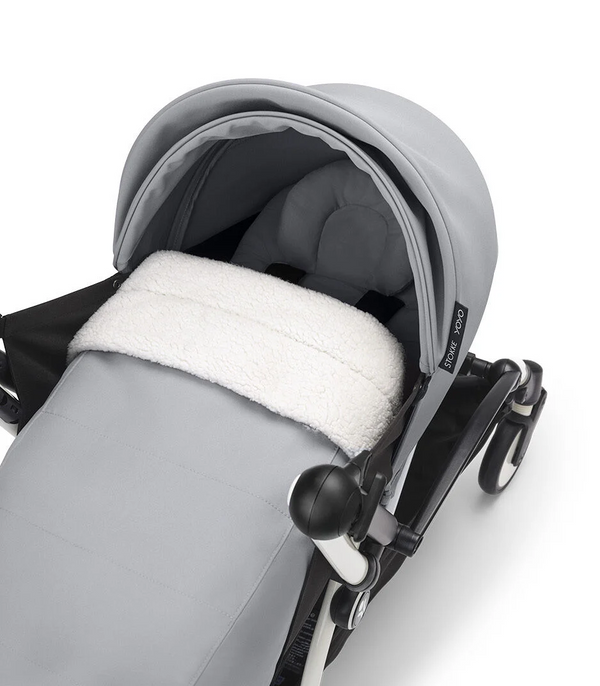 Ninho STOKKE YOYO³ para recém-nascidos, com colchão reforçado de 2,5 cm, arnês de 5 pontos, capota impermeável com proteção UPF 50+, homologado para cabine de avião e compatível com o carrinho STOKKE YOYO³.