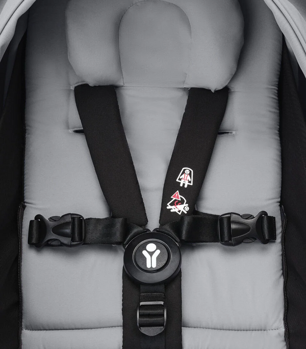 Ninho STOKKE YOYO³ para recém-nascidos, com colchão reforçado de 2,5 cm, arnês de 5 pontos, capota impermeável com proteção UPF 50+, homologado para cabine de avião e compatível com o carrinho STOKKE YOYO³.