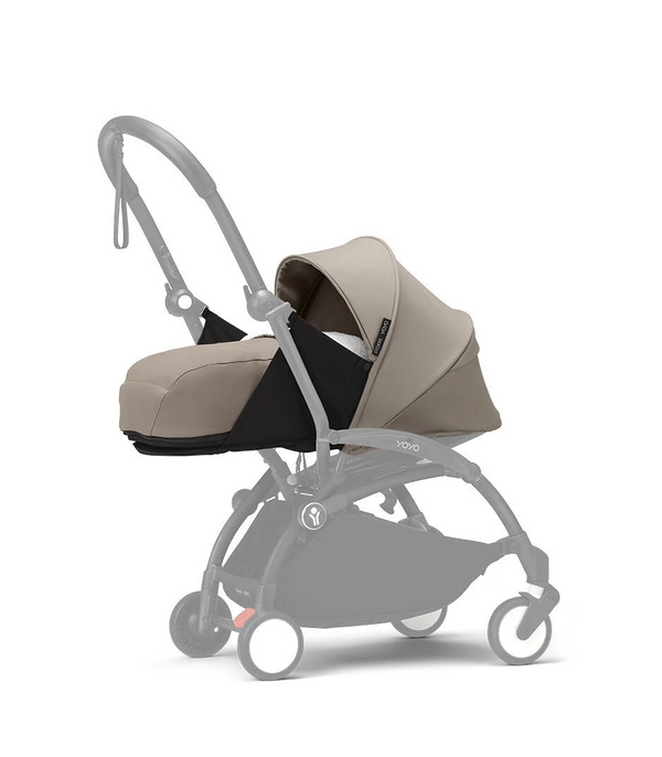 Ninho STOKKE YOYO³ para recém-nascidos, com colchão reforçado de 2,5 cm, arnês de 5 pontos, capota impermeável com proteção UPF 50+, homologado para cabine de avião e compatível com o carrinho STOKKE YOYO³.