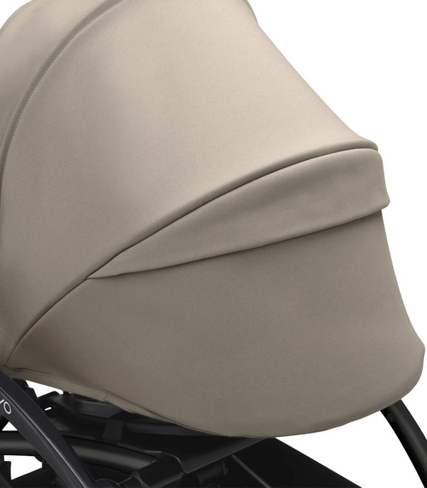Ninho STOKKE YOYO³ para recém-nascidos, com colchão reforçado de 2,5 cm, arnês de 5 pontos, capota impermeável com proteção UPF 50+, homologado para cabine de avião e compatível com o carrinho STOKKE YOYO³.