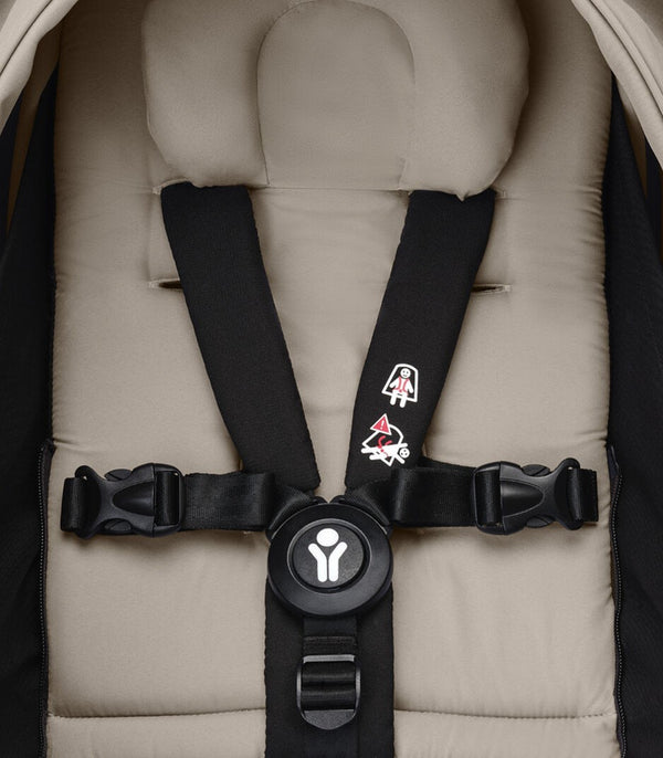 Ninho STOKKE YOYO³ para recém-nascidos, com colchão reforçado de 2,5 cm, arnês de 5 pontos, capota impermeável com proteção UPF 50+, homologado para cabine de avião e compatível com o carrinho STOKKE YOYO³.