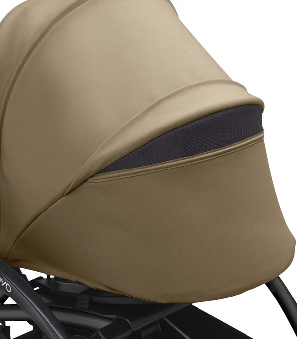 Ninho STOKKE YOYO³ para recém-nascidos, com colchão reforçado de 2,5 cm, arnês de 5 pontos, capota impermeável com proteção UPF 50+, homologado para cabine de avião e compatível com o carrinho STOKKE YOYO³.
