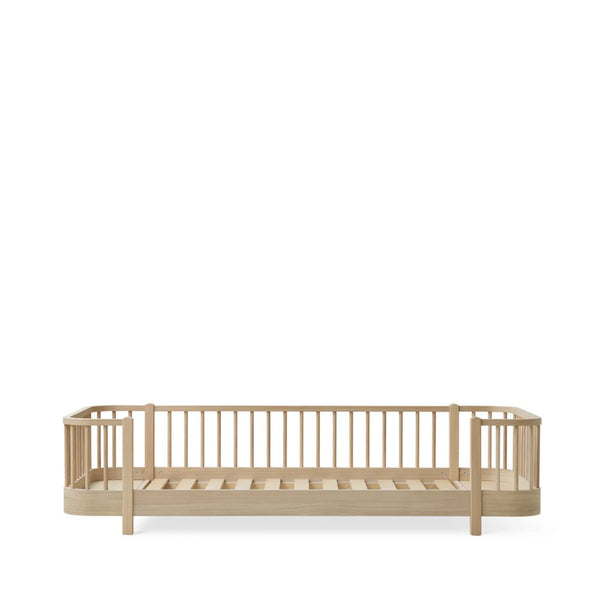Cama Baixa Wood Original Oliver Furniture em madeira de bétula e MDF, com pés em carvalho maciço, cantos arredondados e design escandinavo para colchão de 90 x 200 cm. Oak