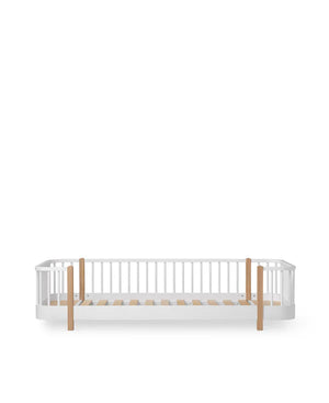 Cama Baixa Wood Original Oliver Furniture em madeira de bétula e MDF, com pés em carvalho maciço, cantos arredondados e design escandinavo para colchão de 90 x 200 cm. White Oak