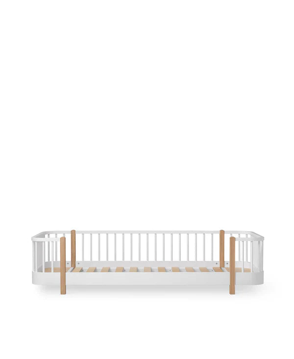 Cama Baixa Wood Original Oliver Furniture em madeira de bétula e MDF, com pés em carvalho maciço, cantos arredondados e design escandinavo para colchão de 90 x 200 cm. White Oak