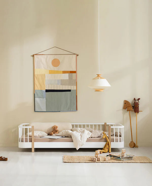 Cama Baixa Wood Original Oliver Furniture em madeira de bétula e MDF, com pés em carvalho maciço, cantos arredondados e design escandinavo para colchão de 90 x 200 cm. White Oak