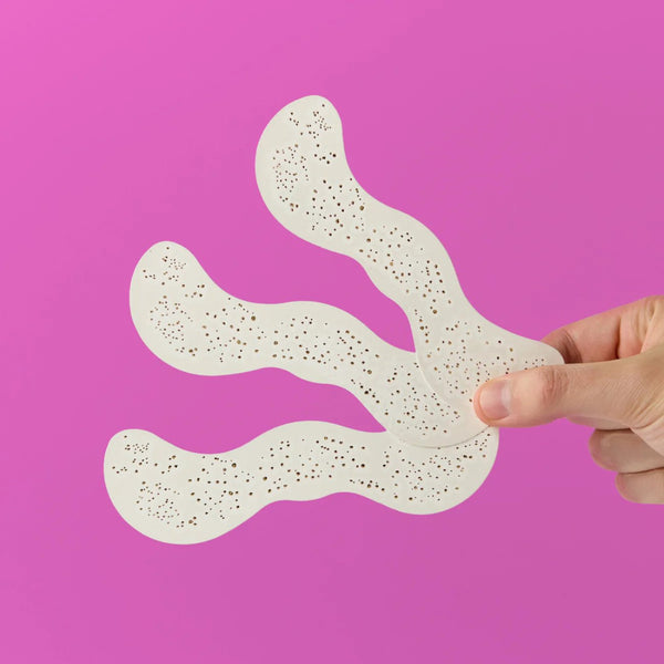Freckle Tattoos com sardas prateadas temporárias, resistentes à água e dermatologicamente testadas, para um efeito luminoso e brilhante no rosto. Shine Bright