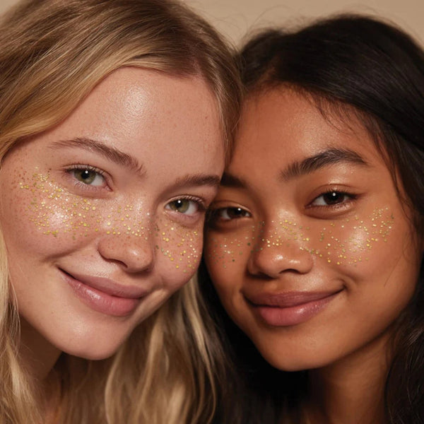 Freckle Tattoos com sardas prateadas temporárias, resistentes à água e dermatologicamente testadas, para um efeito luminoso e brilhante no rosto. Shine Bright