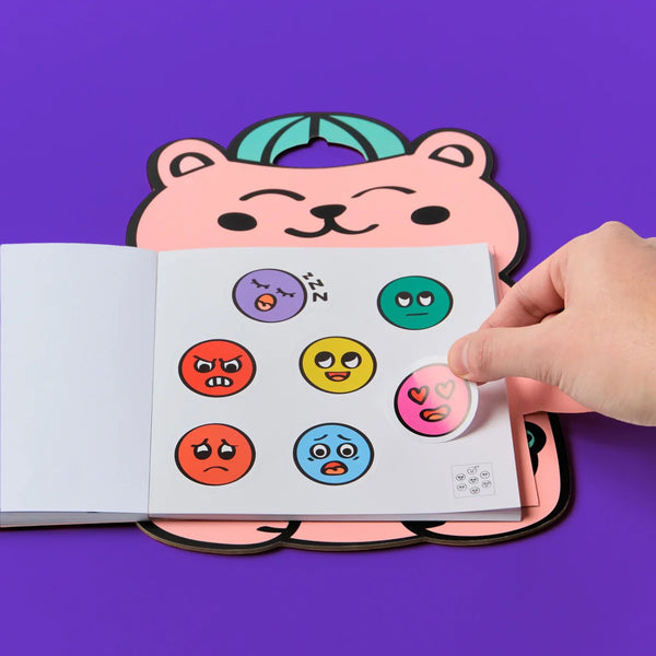 Montessori Stickers Book com 25 páginas para colorir e 10 páginas de autocolantes, desenvolvido para estimular a criatividade, a motricidade fina e a aprendizagem de cores e emoções. Emotions