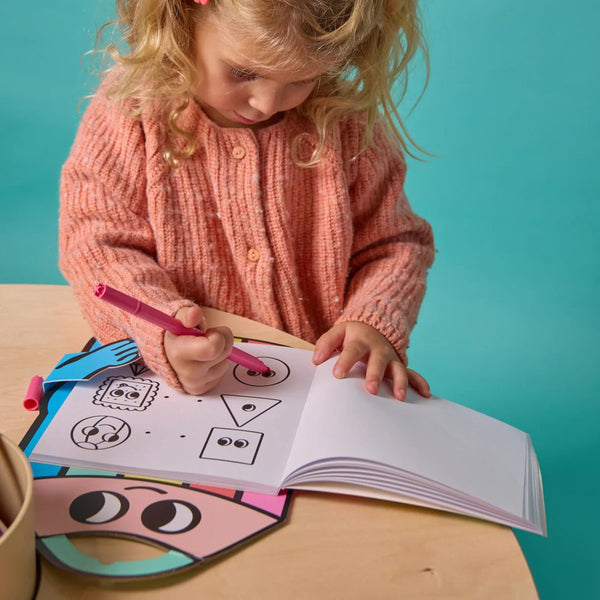 Montessori Stickers Book com 25 páginas para colorir e 10 páginas de autocolantes, desenvolvido para estimular a criatividade, a motricidade fina e a aprendizagem de cores e emoções. Geometric Shapes