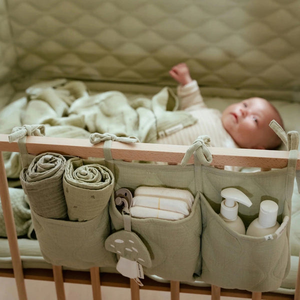 Organizador de Berço Essentials Little Dutch em algodão orgânico acolchoado com 3 compartimentos e fitas de fixação.