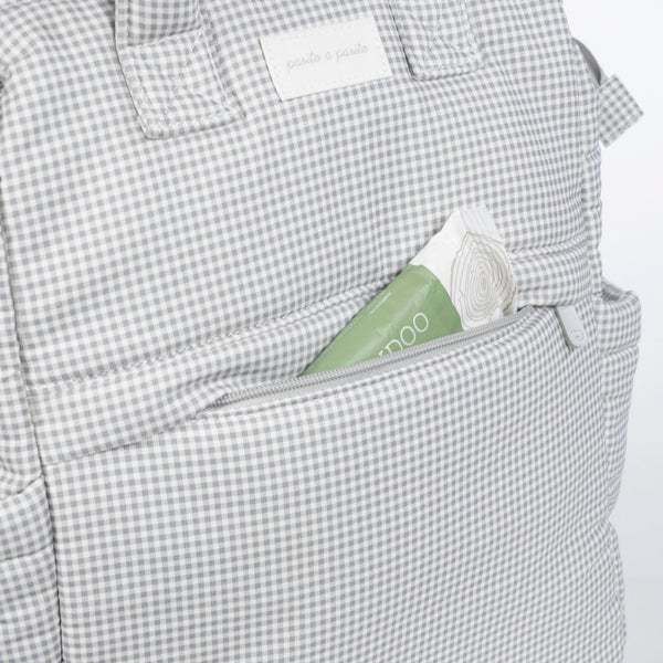 Mochila de maternidade da pasito a pasito coleção little bloom na cor vichy grey