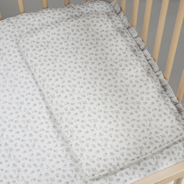 Conjunto de Cama Little Bloom Pasito a Pasito para berço 120x60 cm com edredão, capa, lençol em muselina e almofada respirável em 100% algodão. Flowers Grey