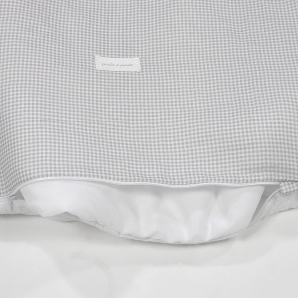 Conjunto de Cama Little Bloom Pasito a Pasito para berço 120x60 cm com edredão, capa, lençol em muselina e almofada respirável em 100% algodão. Vichy Grey