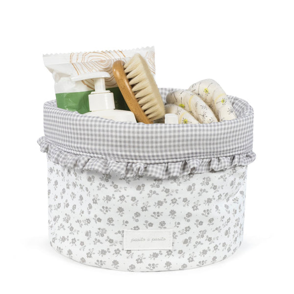 Cesto Organizador Little Bloom Pasito a Pasito em 100% algodão, ideal para organizar fraldas, cremes e acessórios do bebé com um design elegante e delicado. Flowers Grey