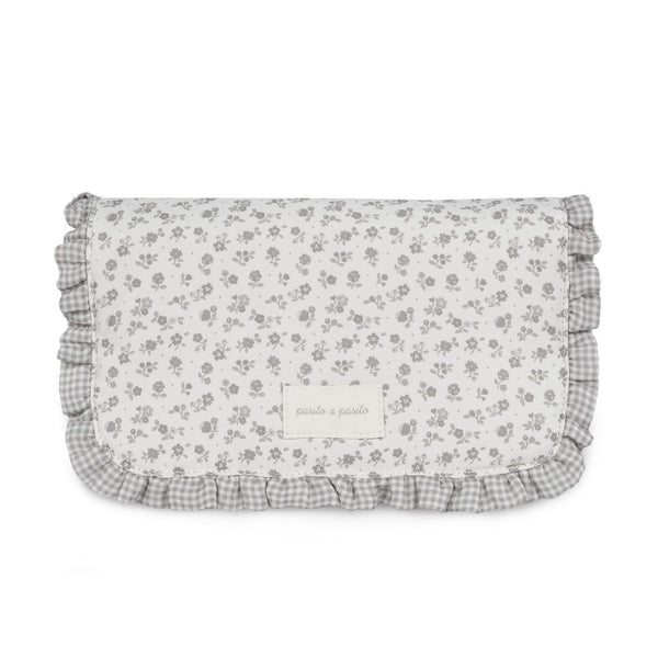 Muda Fraldas Portátil Little Bloom Pasito a Pasito em algodão com interior acolchoado e impermeável, ideal para mudar o bebé confortavelmente em qualquer lugar. Flowers Grey