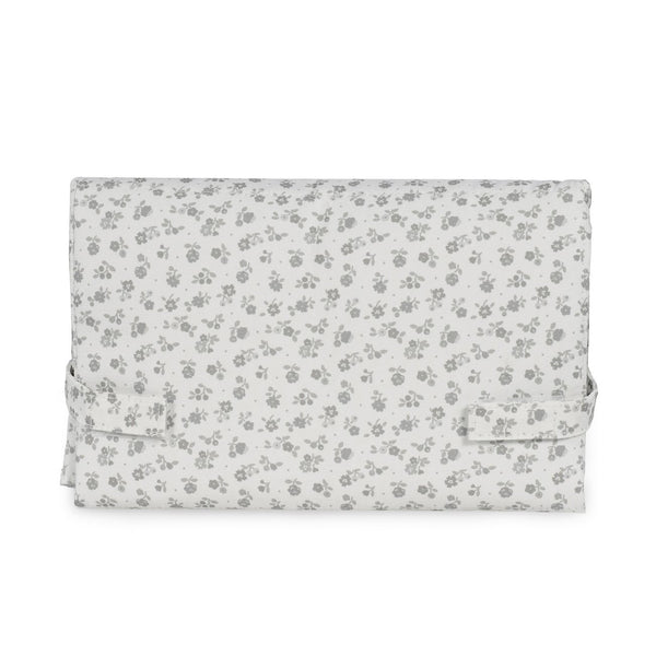 Muda Fraldas Portátil Little Bloom Pasito a Pasito em algodão com interior acolchoado e impermeável, ideal para mudar o bebé confortavelmente em qualquer lugar. Flowers Grey
