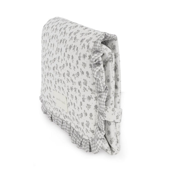 Muda Fraldas Portátil Little Bloom Pasito a Pasito em algodão com interior acolchoado e impermeável, ideal para mudar o bebé confortavelmente em qualquer lugar. Flowers Grey