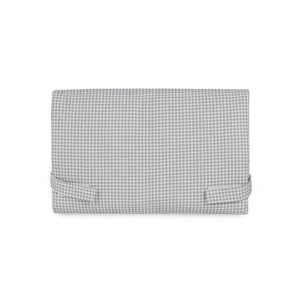 Muda Fraldas Portátil Little Bloom Pasito a Pasito em algodão com interior acolchoado e impermeável, ideal para mudar o bebé confortavelmente em qualquer lugar. Vichy Grey