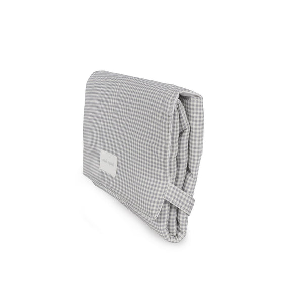 Muda Fraldas Portátil Little Bloom Pasito a Pasito em algodão com interior acolchoado e impermeável, ideal para mudar o bebé confortavelmente em qualquer lugar. Vichy Grey