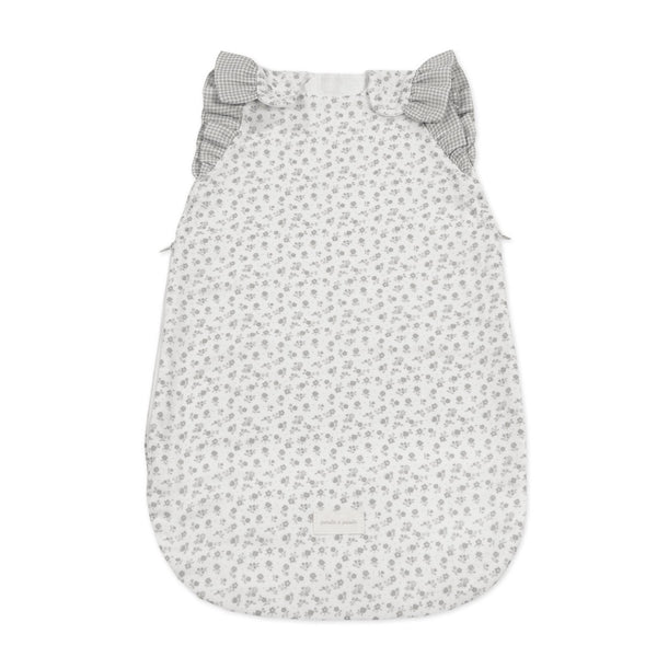 Saco de Dormir de Verão Little Bloom Pasito a Pasito em 100% algodão muselina TOG 0.5, ideal para manter o bebé fresco, confortável e seguro durante as noites quentes. Flowers Grey