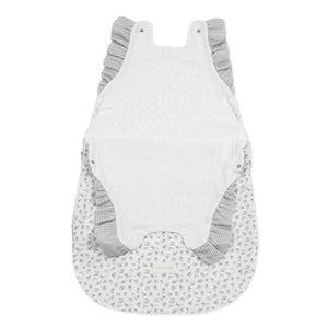 Saco de Dormir de Verão Little Bloom Pasito a Pasito em 100% algodão muselina TOG 0.5, ideal para manter o bebé fresco, confortável e seguro durante as noites quentes. Flowers Grey