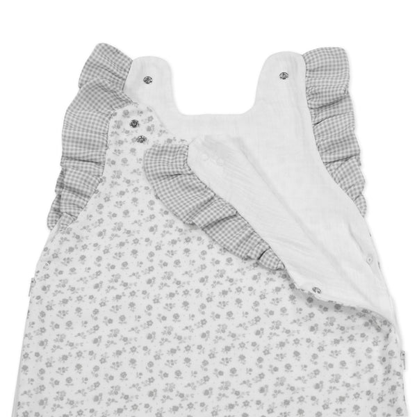 Saco de Dormir de Verão Little Bloom Pasito a Pasito em 100% algodão muselina TOG 0.5, ideal para manter o bebé fresco, confortável e seguro durante as noites quentes. Flowers Grey