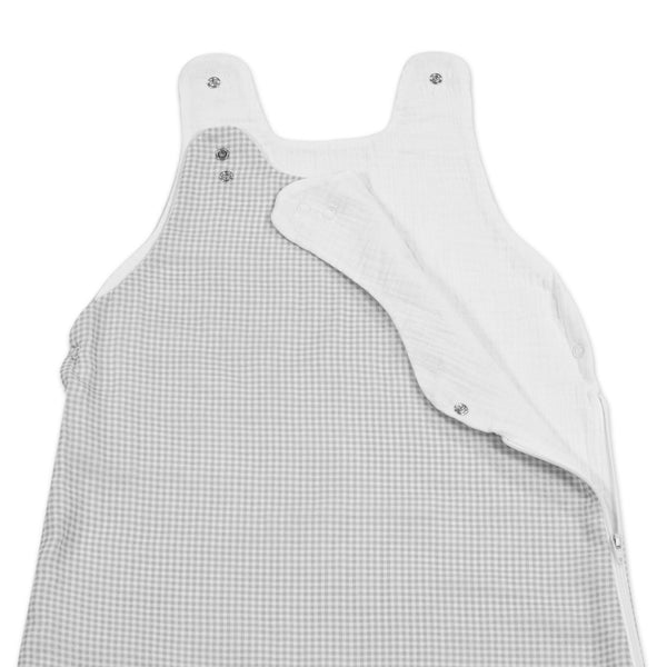 Saco de Dormir de Verão Little Bloom Pasito a Pasito em 100% algodão muselina TOG 0.5, ideal para manter o bebé fresco, confortável e seguro durante as noites quentes. Vichy Grey